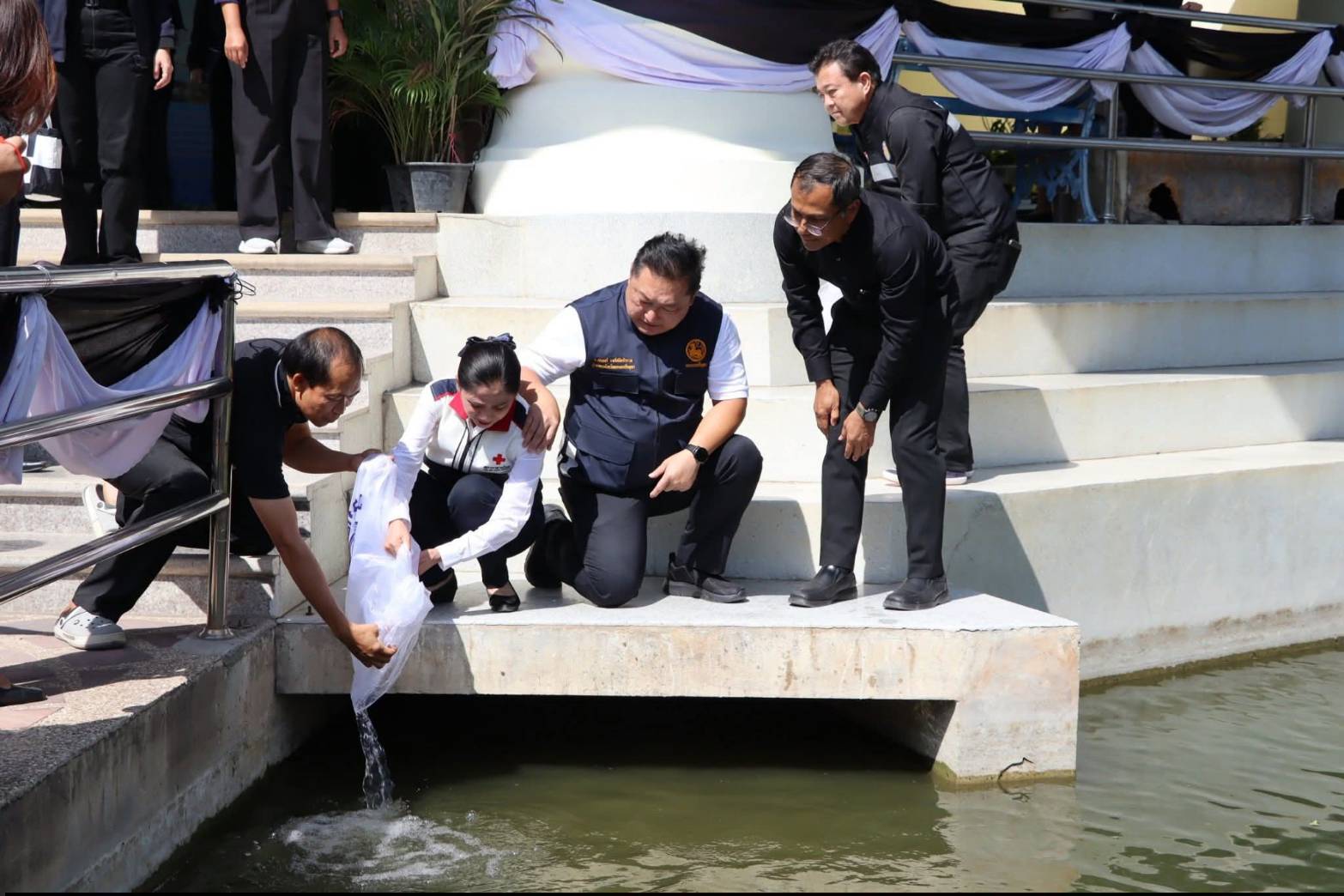 title - นางสาวสิริมา แจ้งกระจ่าง ผู้อำนวยการศูนย์ส่งเสริมและพัฒนาอาชีพเสริมนอกภาคการเกษตร ให้การต้อนรับ นายชวนินทร์ วงศ์สถิตจิรกาล ผู้ว่าราชการจังหวัดพระนครศรีอยุธยา และหัวหน้าส่วนราชการ เข้าเยี่ยมชม แผนกฝึกอบรม ศพส. ณ ศูนย์ส่งเสริมและพัฒนาอาชีพเสริมนอกภาคการเกษตร (ศูนย์ศิลปาชีพ บางไทรฯ (เดิม))